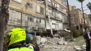 آثار حمله موشکی ایران به بنی براک در اراضی اشغالی