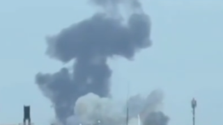 لحظه اصابت موشک به پالایشگاه باپکو در بحرین