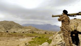 حضور میدانی امام جمعه اهواز برای شکار هواگردهای دشمن