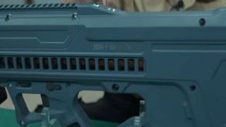 رونمایی چین از یک تفنگ غیرکشنده