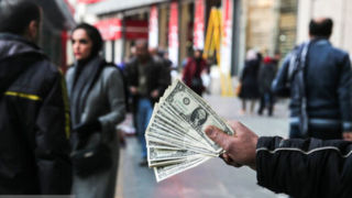 قیمت دلار در بازار آزاد و رسمی