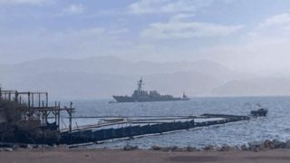 عبور کشتی نیروی دریایی آمریکا از تنگه هرمز صحت ندارد/ ناوشکن آمریکایی با هشدار قاطع ایران از تنگه هرمز بازگشت