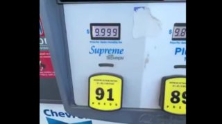قیمت بنزین بر روی نمایشگر پمپ‌بنزین‌های کالیفرنیا