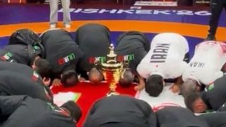 بوسه قهرمانان آسیا بر پرچم مقدس ایران