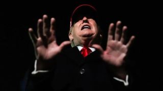 گاردین: ترامپ به شدت به راهی برای خروج از جنگ نیاز دارد