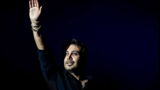 محسن چاوشی چهره هنر انقلاب در سال ۱۴۰۴ شد؛ تماشای یک اختتامیه متفاوت