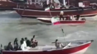 رژه دریایی قایق‌های صیادی در خلیج فارس