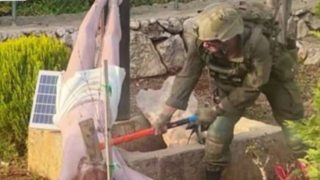 اهانت سرباز اسرائیلی به مجسمه مسیح در لبنان