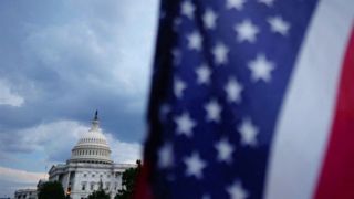 سناتور آمریکایی: کنگره ابزار مهار ترامپ را دارد و از آن استفاده کند