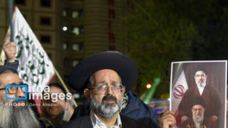 تصاویری از اجتماع یهودیان در تهران/ بنرهای عبری و فارسی در دست کلیمیان