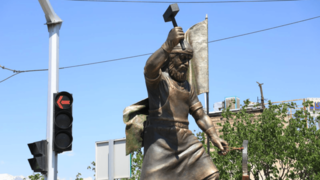 رونمایی از مجسمه کاوه آهنگر در تهران