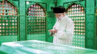 حضور رهبر شهید در مراسم غبارروبی حرم مطهر رضوی حضور رهبر شهید در مراسم غبارروبی حرم مطهر رضوی