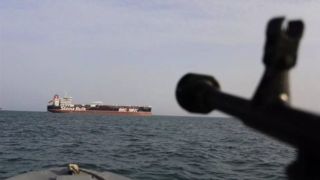منبع مطلع نظامی: شلیک‌ اوّل‌ در تنگه هرمز انجام شد/ ایران آماده است