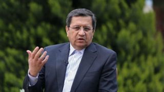 همتی: با وجود جنگ، در ۴ ماه اخیر فقط ۱۰ درصد افزایش نرخ ارز رخ داد همتی: با وجود جنگ، در ۴ ماه اخیر فقط ۱۰ درصد افزایش نرخ ارز رخ داد
