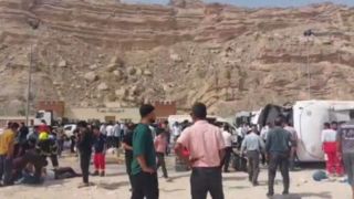 اولین تصاویر از محل واژگونی اتوبوس در محدوده سیراف - عسلویه اولین تصاویر از محل واژگونی اتوبوس در محدوده سیراف - عسلویه