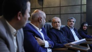 پزشکیان: حمایتهای معیشتی باید هدفمند و مبتنی بر افزایش قدرت خرید دهکهای پایین باشد پزشکیان: حمایتهای معیشتی باید هدفمند و مبتنی بر افزایش قدرت خرید دهکهای پایین باشد