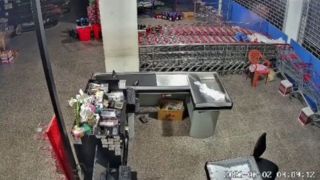 بمباران هولناک یک سوپرمارکت؛ لحظه انفجار از دریچه دوربین مداربسته بمباران هولناک یک سوپرمارکت؛ لحظه انفجار از دریچه دوربین مداربسته