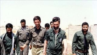 نماز خواندن رهبر شهید زیر بمباران جنگ! نماز خواندن رهبر شهید زیر بمباران جنگ!