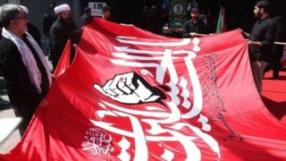 برافراشتن پرچم خونخواهی رهبر شهید انقلاب در مقابل رواق کشوردوست
