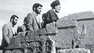 تختجمشید در آینه نگاه رهبر شهید؛ روایتی از پیوند ایران، تاریخ و هویت/ وقتی آیتالله خامنهای از هویت ایران و سرنوشت تاریخ نوشت تختجمشید در آینه نگاه رهبر شهید؛ روایتی از پیوند ایران، تاریخ و هویت/ وقتی آیتالله خامنهای از هویت ایران و سرنوشت تاریخ نوشت