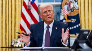 ترامپ: ادامه رابطه یکطرفه آمریکا با متحدان ناتو مضحک است ترامپ: ادامه رابطه یکطرفه آمریکا با متحدان ناتو مضحک است