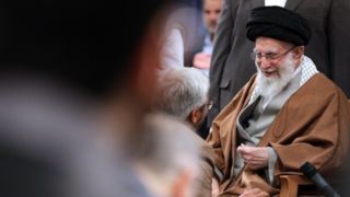 خاطراتی از ۳۵ سال حضور در محضر رهبر شهید؛ سفره سادهای که رنگین نشد خاطراتی از ۳۵ سال حضور در محضر رهبر شهید؛ سفره سادهای که رنگین نشد
