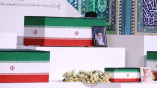 نمایی از پیکر مطهر رهبر شهید انقلاب و خانواده شهید ایشان در مصلی تهران نمایی از پیکر مطهر رهبر شهید انقلاب و خانواده شهید ایشان در مصلی تهران