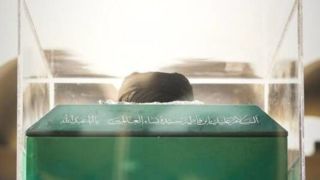 قاب ماندگار از پیکر مطهر رهبر شهید در مصلی تهران قاب ماندگار از پیکر مطهر رهبر شهید در مصلی تهران