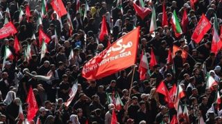 تصویری متفاوت از مراسم اقامه نماز بر پیکر رهبر شهید انقلاب تصویری متفاوت از مراسم اقامه نماز بر پیکر رهبر شهید انقلاب