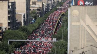 عزاداری عراقیها در مسیر تشییع رهبر شهید انقلاب عزاداری عراقیها در مسیر تشییع رهبر شهید انقلاب