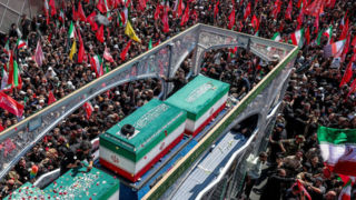 نخست وزیر عراق از پیکر رهبر شهید انقلاب در فرودگاه نجف استقبال می‌کند