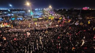 جمعیت انبوه در شارعالعباس کربلا در حال تشییع امام شهید جمعیت انبوه در شارعالعباس کربلا در حال تشییع امام شهید