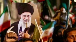 فرود هواپیمای حامل پیکر رهبر شهید در فرودگاه مشهد