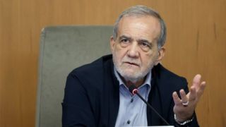 پزشکیان: دولت کنار فعالان اقتصادی خواهد بود پزشکیان: دولت کنار فعالان اقتصادی خواهد بود