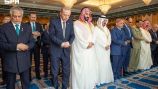 اقامه نماز جمعه اردوغان، بن سلمان و شهباز شریف پس از امضای توافق اقامه نماز جمعه اردوغان، بن سلمان و شهباز شریف پس از امضای توافق