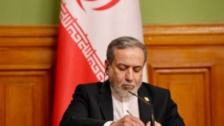 عراقچی: دانش‌آموزان مدرسه میناب به حماسه مردم ایران تبدیل شدند