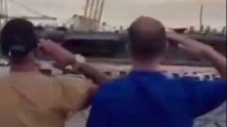 رفتار عجیب ۲ پهلوی‌چی مقابل ناو زنگ‌زده‌ آبراهام لینکلن