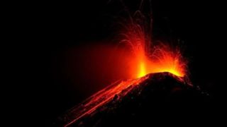 لحظه آخرالزمانی فوران آتشفشان در اندونزی لحظه آخرالزمانی فوران آتشفشان در اندونزی