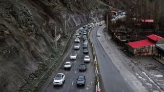 ترافیک سنگین در جاده چالوس و آزادراه تهران-شمال / مهگرفتگی در ارتفاعات محورهای شمالی ترافیک سنگین در جاده چالوس و آزادراه تهران-شمال / مهگرفتگی در ارتفاعات محورهای شمالی