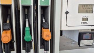 افزایش قیمت سوخت و تنشهای منطقهای، نرخ گازوئیل در ترکیه را به رکورد تاریخی دو دلار نزدیک کرد. افزایش قیمت سوخت و تنشهای منطقهای، نرخ گازوئیل در ترکیه را به رکورد تاریخی دو دلار نزدیک کرد.