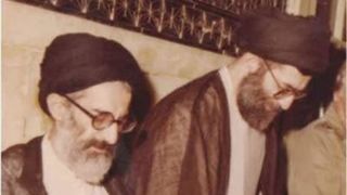 مرحوم آیت‌الله شبیری زنجانی در کنار رهبر شهید انقلاب