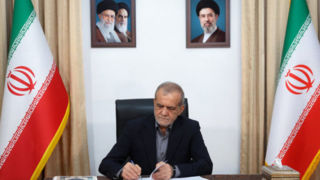 پزشکیان: اگر خودتحریمی نکنیم، دشمن نمیتواند ما را به زانو درآورد پزشکیان: اگر خودتحریمی نکنیم، دشمن نمیتواند ما را به زانو درآورد