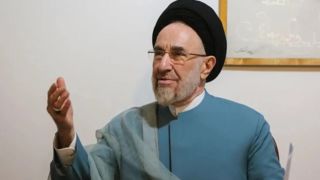 ویدئویی از کنار گذاشتن عصا توسط محمد خاتمی بحث‌برانگیز شد 