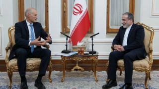 عراقچی: ایران در دفاع همهجانبه از حاکمیت ملی خود در برابر هرگونه تجاوز درنگ نخواهد کرد عراقچی: ایران در دفاع همهجانبه از حاکمیت ملی خود در برابر هرگونه تجاوز درنگ نخواهد کرد