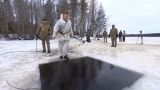 آموزش زمستانی سربازان بریتانیایی در آب یخ‌