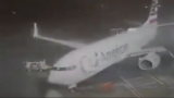 طوفانی در تگزاس هواپیمای مسافربری را جابه‌جا کرد