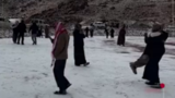 برف نادر در عربستان و برف‌بازی سعودی‌ها