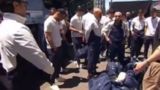 بازرسی بدنی فوتبالیست‌ها با سگ‌های موادیاب
