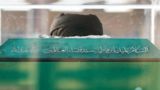 دومین روز وداع مردمی با آقای شهید ایران/ اقامه نماز بر پیکر شهدا با حضور ۳ فرزند رهبر شهید دومین روز وداع مردمی با آقای شهید ایران/ اقامه نماز بر پیکر شهدا با حضور ۳ فرزند رهبر شهید