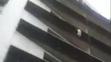 لحظۀ دلهره‌آور افتادن یک کودک ازطبقه چندم یک ساختمان و نجات او توسط یک پارکوکار